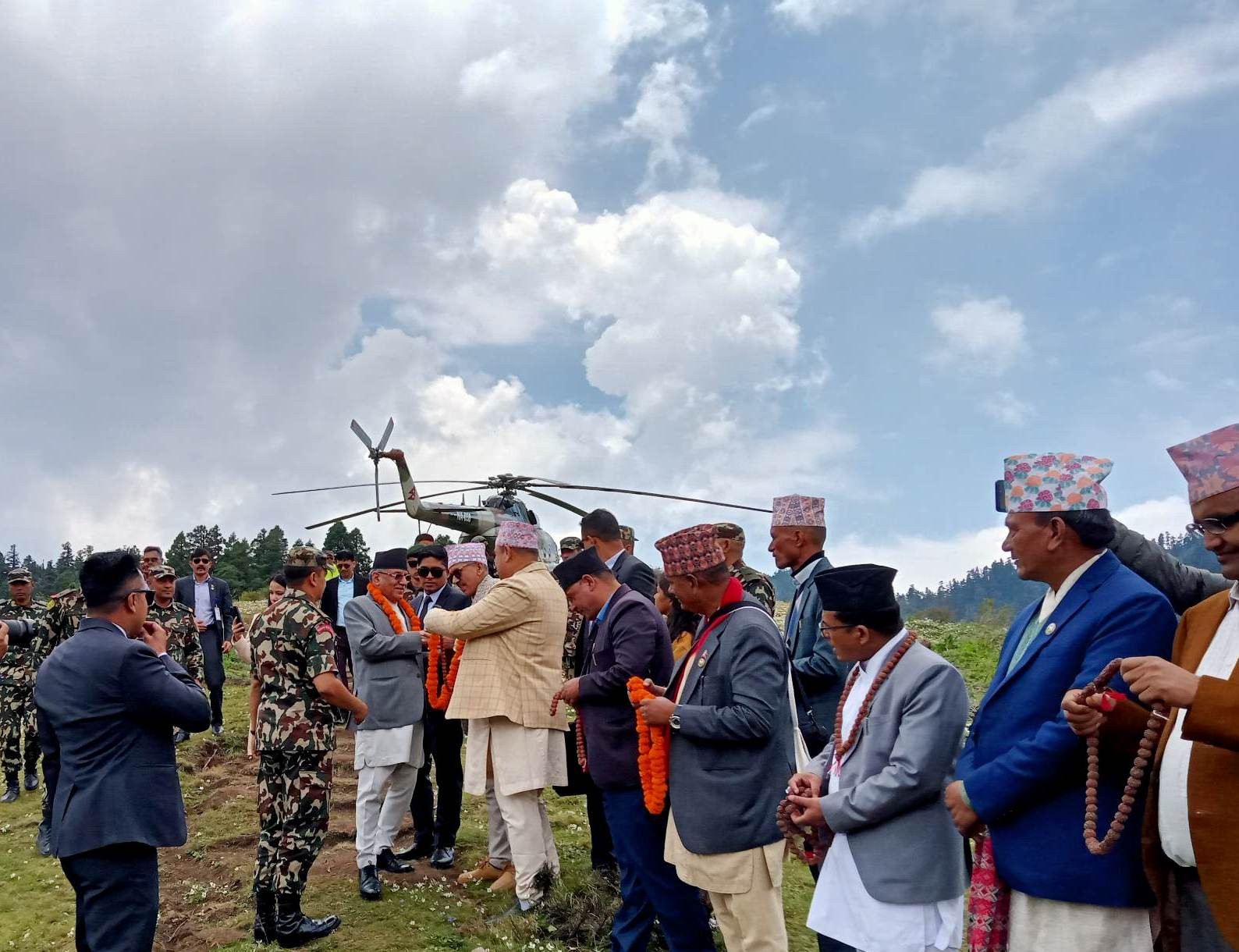 प्रधानमन्त्री प्रचण्ड खप्तडमा, रामदेव पनि आइपुगे